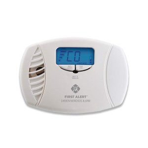 FIRST ALERT FAT1039746 Dual-Power Carbon Monoxide Plug-in Alarm w/Display